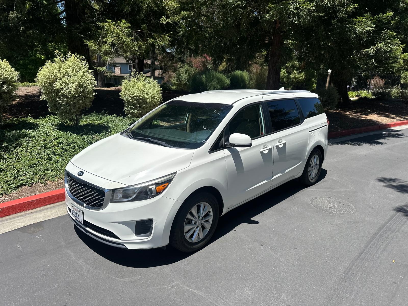 Kia Sedona side view spacious 7-passenger van Santa Cruz airport transfer