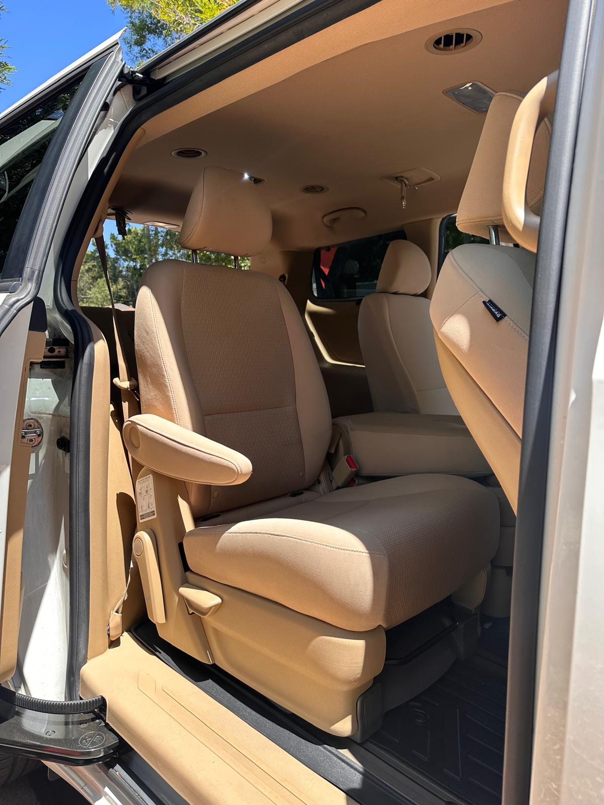 Kia Sedona interior premium sound system leather seats power sliding doors
